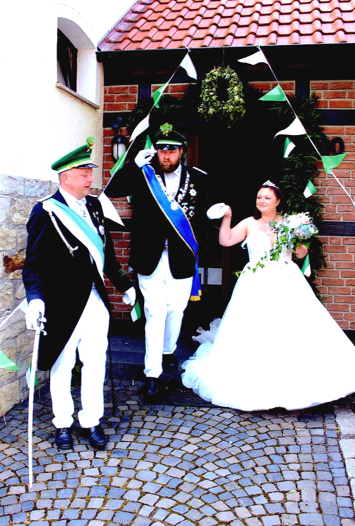 Ein Bild, das Hochzeitskleid, Kleidung, Person, Hochzeit enthält.

Automatisch generierte Beschreibung