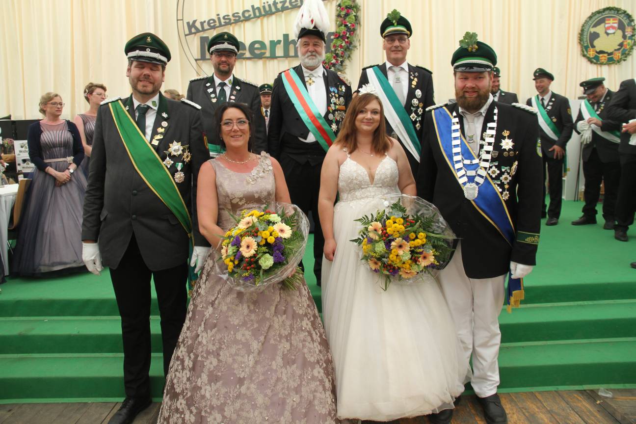 Ein Bild, das Kleidung, Person, Hochzeitskleid, Braut enthält.

Automatisch generierte Beschreibung